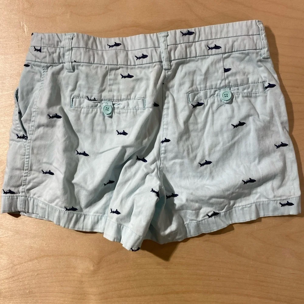 British Khaki Light Blue Shark Print Women's Shorts 4 (OM)